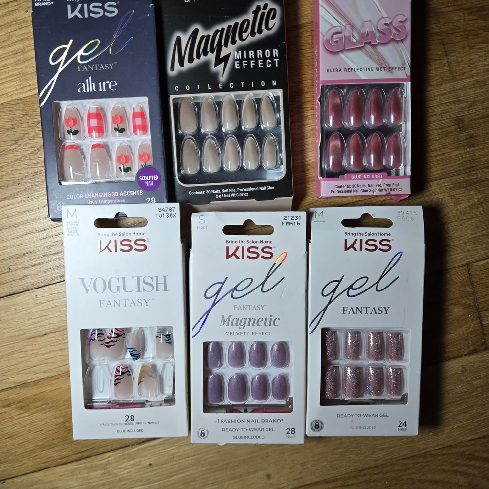 KISS Gel Fantasy Magnetic Velvet Effect Nails - Pink and Silver